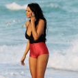 Nabilla, divine et sexy, sur une plage de Miami pour le tournage de la cinquième saisons des Anges de la télé-réalité le 22 janvier 2013
