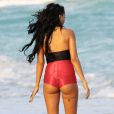 La bombe Nabilla, divine et sexy, sur une plage de Miami pour le tournage de la cinquième saisons des Anges de la télé-réalité le 22 janvier 2013