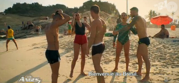 Somayeh des Anges 7 a copié le look de Nabilla en portant le même short rouge qu'elle et un haut noir avec. Emission Les Anges 7 sur NRJ12, le 11 mars 2015.