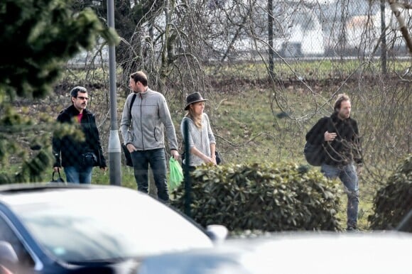Anne-Flore Marxer, Alain Bernard, Philippe Candeloro quittent le Pavillon d'honneur de Roissy-Charles-de-Gaulle le 14 mars 2015 peu après leur arrivée d'Argentine où ils tournaient Dropped.