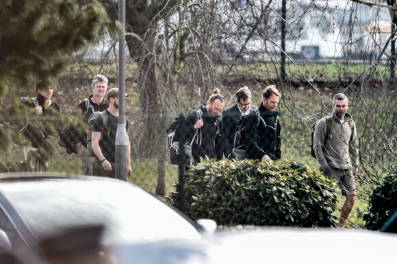 Anne-Flore Marxer, Alain Bernard, Philippe Candeloro quittent le Pavillon d'honneur de Roissy-Charles-de-Gaulle le 14 mars 2015 peu après leur arrivée d'Argentine où ils tournaient Dropped.