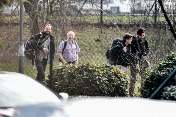 Anne-Flore Marxer, Alain Bernard, Philippe Candeloro quittent le Pavillon d'honneur de Roissy-Charles-de-Gaulle le 14 mars 2015 peu après leur arrivée d'Argentine où ils tournaient Dropped.
