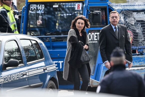 Anne-Flore Marxer, Alain Bernard, Philippe Candeloro quittent le Pavillon d'honneur de Roissy-Charles-de-Gaulle le 14 mars 2015 peu après leur arrivée d'Argentine où ils tournaient Dropped.