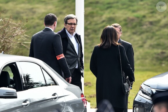 Anne-Flore Marxer, Alain Bernard, Philippe Candeloro quittent le Pavillon d'honneur de Roissy-Charles-de-Gaulle le 14 mars 2015 peu après leur arrivée d'Argentine où ils tournaient Dropped.
