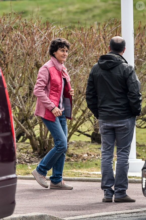 Jeannie Longo quitte le Pavillon d'honneur de Roissy-Charles-de-Gaulle le 14 mars 2015