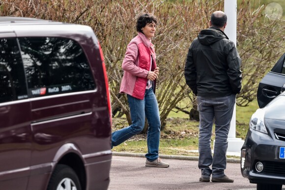 Jeannie Longo quitte le Pavillon d'honneur de Roissy-Charles-de-Gaulle le 14 mars 2015
