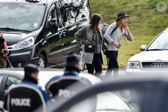 Anne-Flore Marxer, Alain Bernard, Philippe Candeloro quittent le Pavillon d'honneur de Roissy-Charles-de-Gaulle le 14 mars 2015 peu après leur arrivée d'Argentine où ils tournaient Dropped.