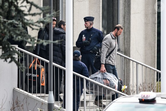 Anne-Flore Marxer, Alain Bernard, Philippe Candeloro quittent le Pavillon d'honneur de Roissy-Charles-de-Gaulle le 14 mars 2015 peu après leur arrivée d'Argentine où ils tournaient Dropped.
