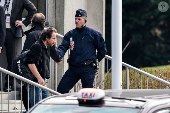 Anne-Flore Marxer, Alain Bernard, Philippe Candeloro quittent le Pavillon d'honneur de Roissy-Charles-de-Gaulle le 14 mars 2015 peu après leur arrivée d'Argentine où ils tournaient Dropped.