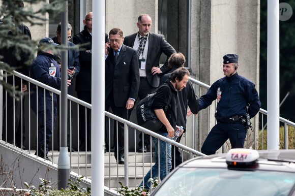 Anne-Flore Marxer, Alain Bernard, Philippe Candeloro quittent le Pavillon d'honneur de Roissy-Charles-de-Gaulle le 14 mars 2015 peu après leur arrivée d'Argentine où ils tournaient Dropped.