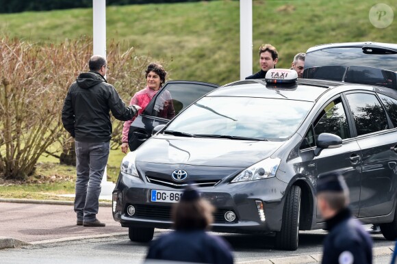 Anne-Flore Marxer, Alain Bernard, Philippe Candeloro quittent le Pavillon d'honneur de Roissy-Charles-de-Gaulle le 14 mars 2015 peu après leur arrivée d'Argentine où ils tournaient Dropped.