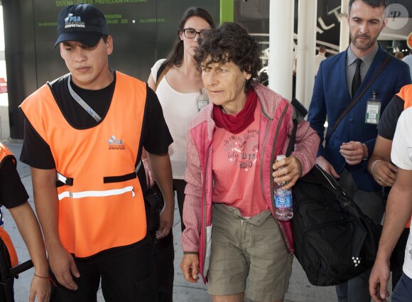 Jeannie Longo - L'équipe de production et les quatre sportifs français engagés dans l'émission de télé-réalité Dropped, décimée par un accident d'hélicoptères, ont mis vendredi le cap sur la France. Ces trente personnes ont quitté leur hôtel de Villa Union (nord-ouest de l'Argentine) pour Buenos Aires, où ils ont pris vendredi le vol Air France pour Paris, à bord de deux minibus, escortés par la gendarmerie argentine. Trente kilomètres plus loin, ils ont poursuivi leur voyage de plus de 1 000 km dans un autocar. "Ils voulaient absolument partir ensemble", a souligné le consul de France, Raphaël Trannoy.