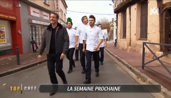 Stéphane Rotenberg accompagne les chefs sur le lieu où se tient la Guerre des restaurants, dans Top Chef 2015 sur M6, le lundi 16 mars 2015.
