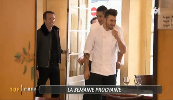 Stéphane Rotenberg accompagne les chefs sur le lieu où se tient la Guerre des restaurants, dans Top Chef 2015 sur M6, le lundi 16 mars 2015.