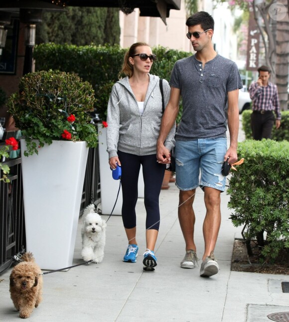 Novak Djokovic et sa belle Jelena Ristic promènent leurs chiens à West Hollywood, le 10 mars 2015