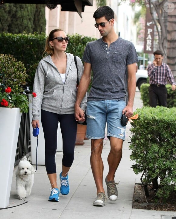 Novak Djokovic et sa belle Jelena Ristic promènent leurs chiens à West Hollywood, le 10 mars 2015