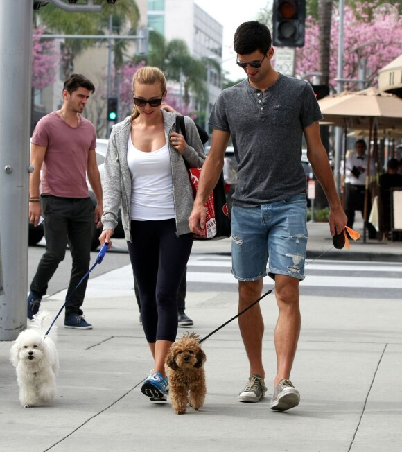 Novak Djokovic et sa belle Jelena Ristic promènent leurs chiens à West Hollywood, le 10 mars 2015