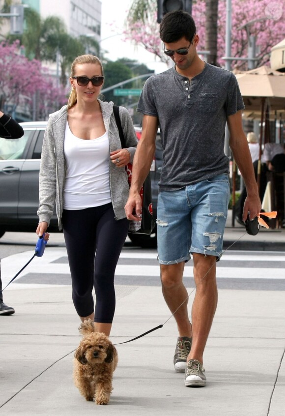 Novak Djokovic et sa belle Jelena Ristic promènent leurs chiens à West Hollywood, le 10 mars 2015