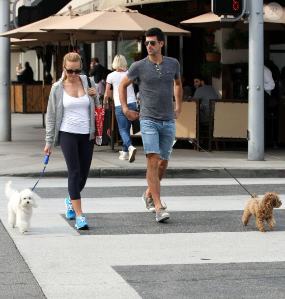 Novak Djokovic et sa belle Jelena Ristic promènent leurs chiens à West Hollywood, le 10 mars 2015