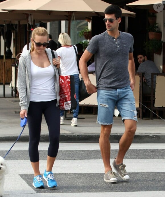 Novak Djokovic avec son épouse Jelena Ristic dans les rues de West Hollywood, le 10 mars 2015