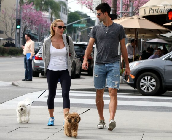 Novak Djokovic, Jelena Ristic et leurs petits chiens dans les rues de West Hollywood, le 10 mars 2015