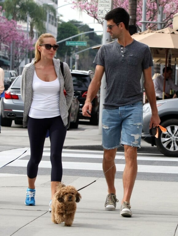 Novak Djokovic et sa belle Jelena Ristic promènent leurs chiens à West Hollywood, le 10 mars 2015