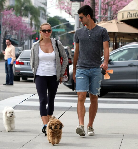 Novak Djokovic et sa belle Jelena Ristic promènent leurs chiens à West Hollywood, le 10 mars 2015