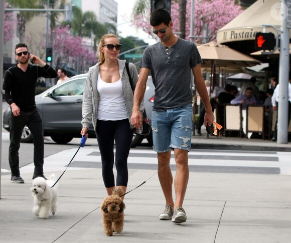 Novak Djokovic et sa belle Jelena Ristic promènent leurs chiens à West Hollywood, le 10 mars 2015