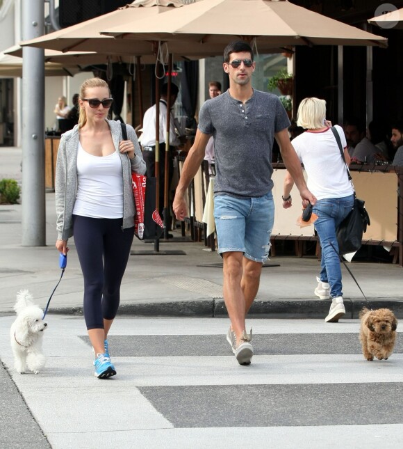 Novak Djokovic et sa belle Jelena Ristic promènent leurs chiens à West Hollywood, le 10 mars 2015