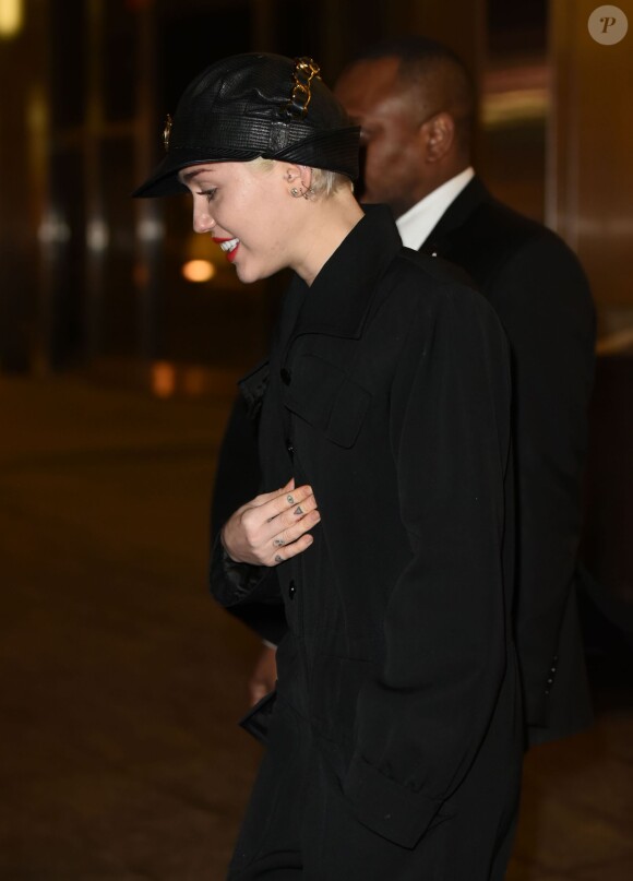 Miley Cyrus quitte un restaurant à New York le 5 mars 2015. 