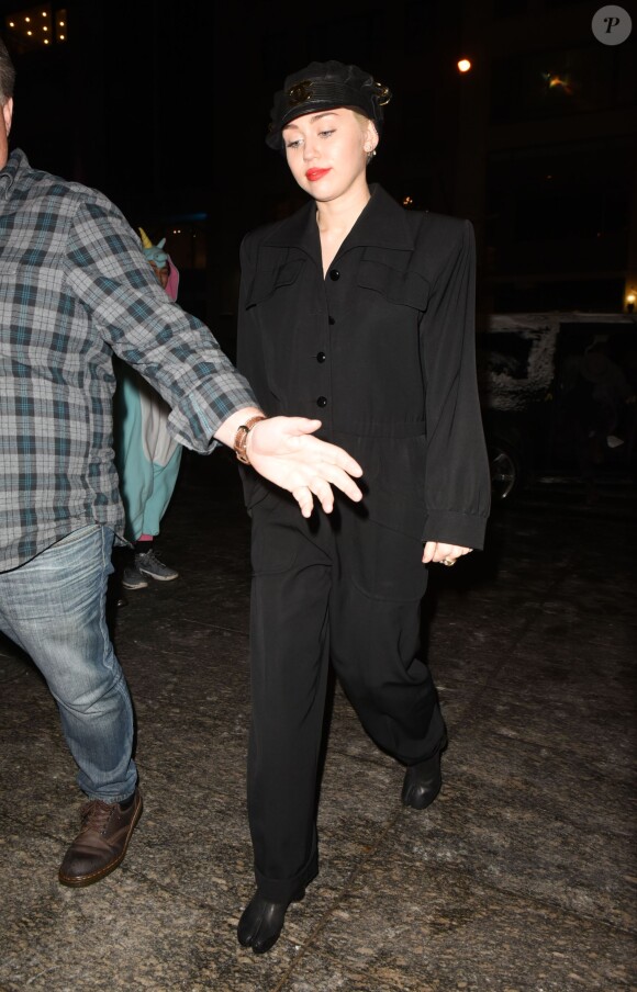 Miley Cyrus quitte un restaurant à New York le 5 mars 2015.