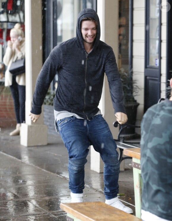 Patrick Schwarzenegger et Noah, petite soeur de Miley Cyrus, achètent de la nourriture à emporter sous une pluie battante à Toluca Lake. Miley Cyrus est restée dans la voiture. le 1er mars 2015 