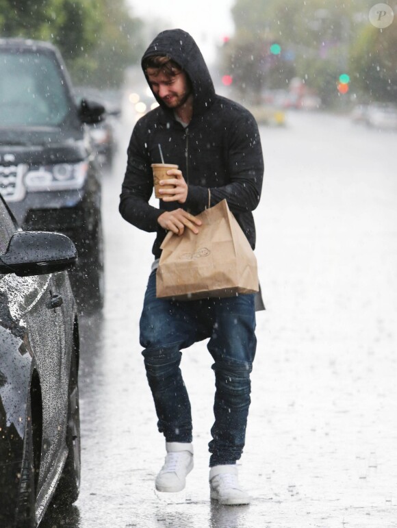 Patrick Schwarzenegger et Noah, petite soeur de Miley Cyrus, achètent de la nourriture à emporter sous une pluie battante à Toluca Lake. Miley Cyrus est restée dans la voiture. le 1er mars 2015