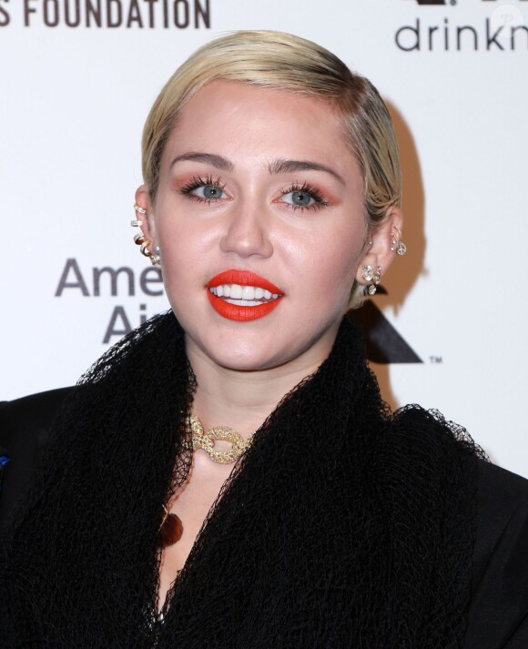 Miley Cyrus assiste à la Soirée "Elton John AIDS Foundation Oscar Party" 2015 à West Hollywood, le 22 février 2015. 