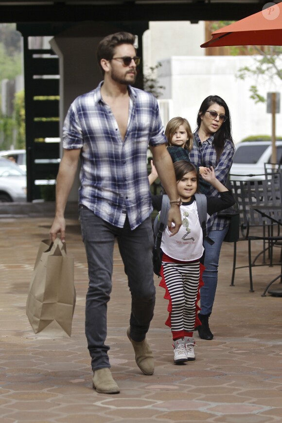 Scott Disick, Kourtney Kardashian et leurs enfants Mason et Penelope à Los Angeles. Le 10 mars 2015.