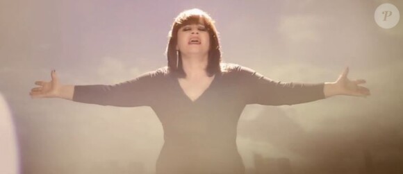 Lisa Angell dans le clip de N'oubliez pas