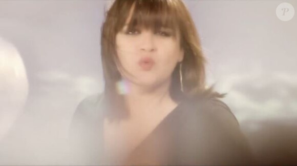 Lisa Angell dans le clip de N'oubliez pas