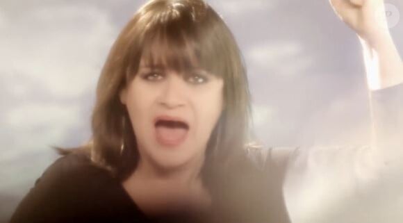 Lisa Angell dans le clip de N'oubliez pas