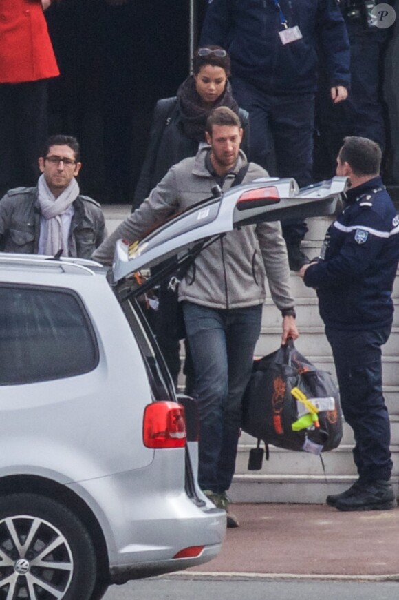 Alain Bernard lors de son retour d'Argentine, le 14 mars 2015 à l'aéroport Roissy-Charles-de-Gaulle après l'accident survenur sur le tournage de Dropped