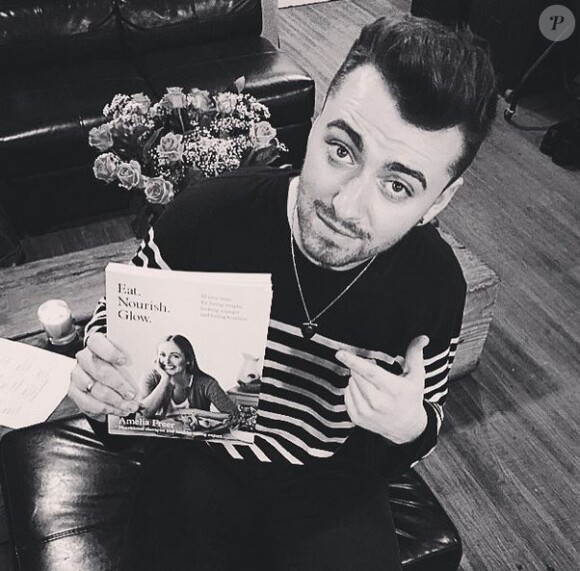 Sam Smith pose avec le livre d'Amelia Free, sur Instagram le 17 mars 2015