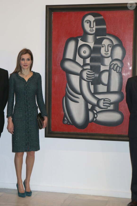 La reine Letizia d'Espagne pose devant Deux Figures (Nus sur fond rouge) de fernand Léger. Elle inaugurait le 17 mars 2015 au musée national centre d'art Reina Sofía, à Madrid, deux expositions créées en raison de la fermeture pour travaux du Kunstmuseum de Bâle.