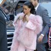 Rihanna arrive sur le plateau de l'émission Good Morning America à New York, habillée d'une tenue Pascal Millet (collection automne-hiver 2015) et des souliers Christian Louboutin pour Holly Fulton (modèle Décollete 554). Le 13 mars 2015.