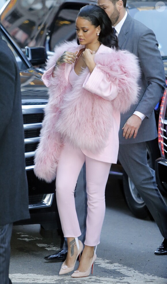 Rihanna arrive sur le plateau de l'émission Good Morning America à New York, habillée d'une tenue Pascal Millet (collection automne-hiver 2015) et des souliers Christian Louboutin pour Holly Fulton (modèle Décollete 554). Le 13 mars 2015.