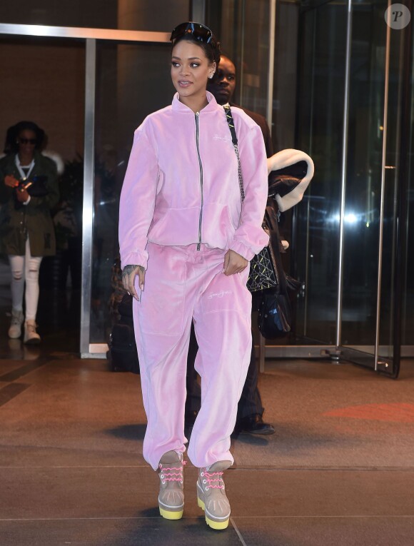 Rihanna à New York, porte un ensemble en velours Sean John, un sac Dior (collection Diorama) et des chaussures Degen. Le 13 mars 2015.
