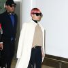 Nicole Richie, cheveux roses et lunettes de soleil House of Harlow 1960 sur le nez, arrive à l'aéroport de Sydney. Elle porte également un jean Ksubi et un sac Givenchy (modèle Antigona). Le 18 mars 2015.