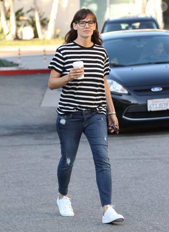 Jennifer Garner, simplement vêtue avec un t-shirt rayé, un jean et des baskets Isabel Marant Étoile (modèle Bart), quitte un Starbucks à Santa Monica. Le 16 mars 2015.