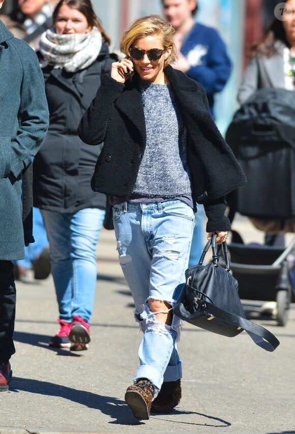 Sienna Miller porte un sac Thakoon (modèle Cornelia Classic) et des bottines léopard Isabel Marant (modèle Flavie). New York, le 13 mars 2015.