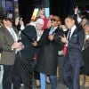 Nick Cannon rencontre ses fans et pose avec eux à sa sortie de l'enregistrement de l'émission Good Morning America, le 16 mars 2015