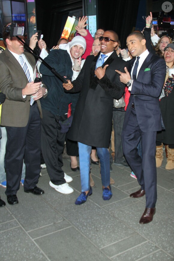 Nick Cannon rencontre ses fans et pose avec eux à sa sortie de l'enregistrement de l'émission Good Morning America, le 16 mars 2015 