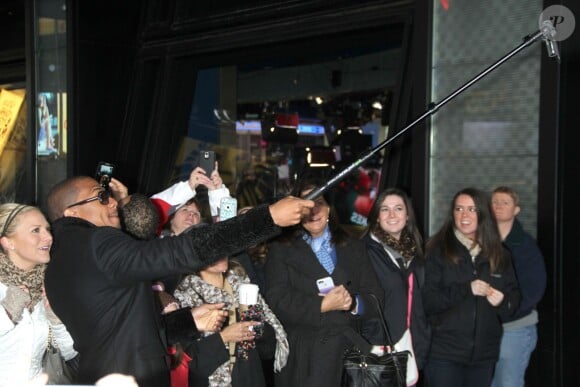 Nick Cannon rencontre ses fans et pose avec eux à sa sortie de l'enregistrement de l'émission Good Morning America, le 16 mars 2015 